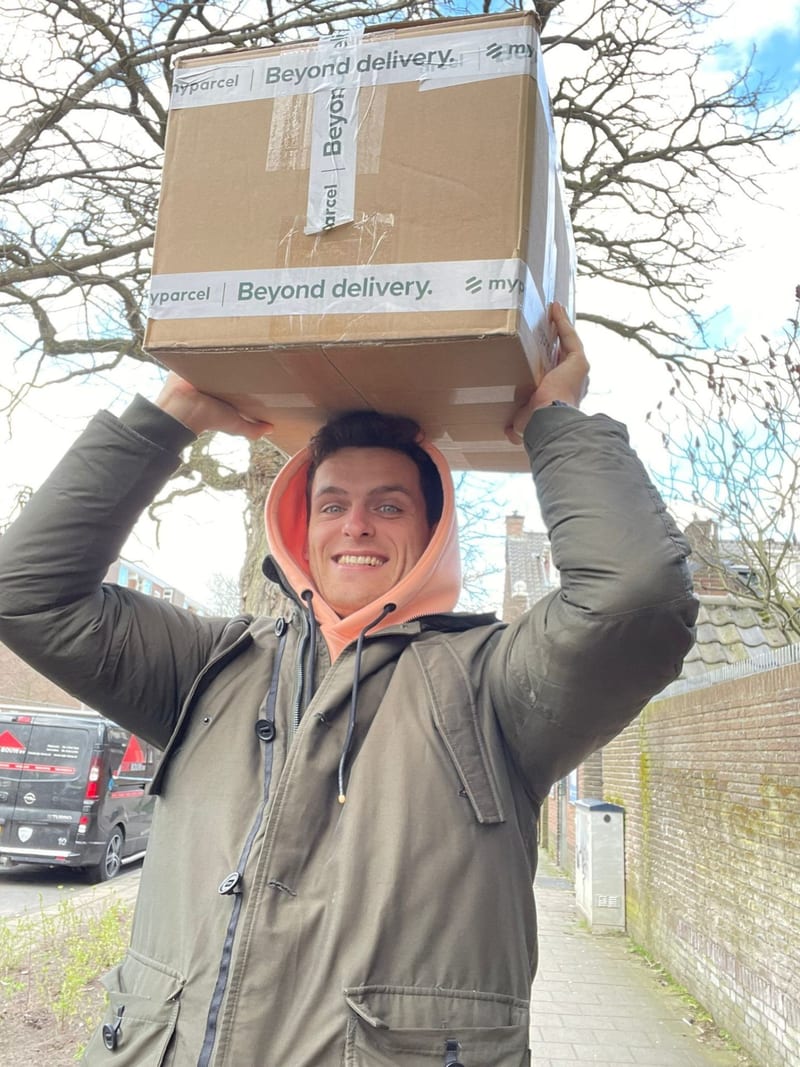 Paul Sintnicolaas onderweg met een De Buzzer pakket naar een nieuwe B2B klant
